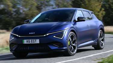 Kia EV6 GT в повороте